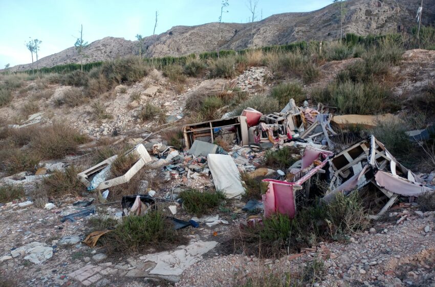  El Ayuntamiento retira un vertido ilegal de escombros en el paraje de La Solana