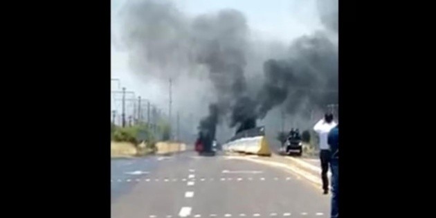  Incendian vehículos y bloquean carretera en Zacatecas
