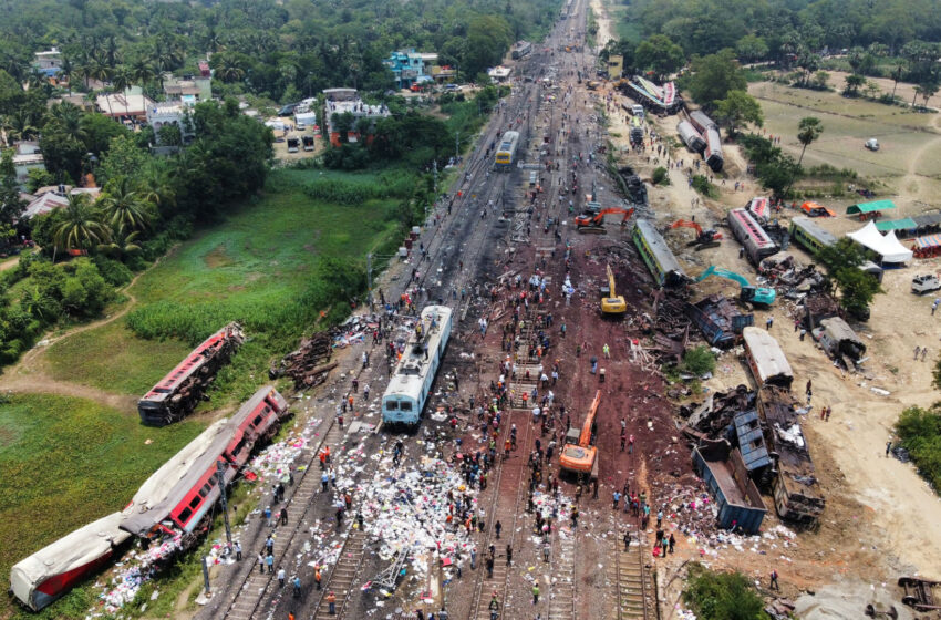  Equipos de rescate y familiares siguen buscando víctimas en el peor accidente ferroviario de la India en el siglo XXI