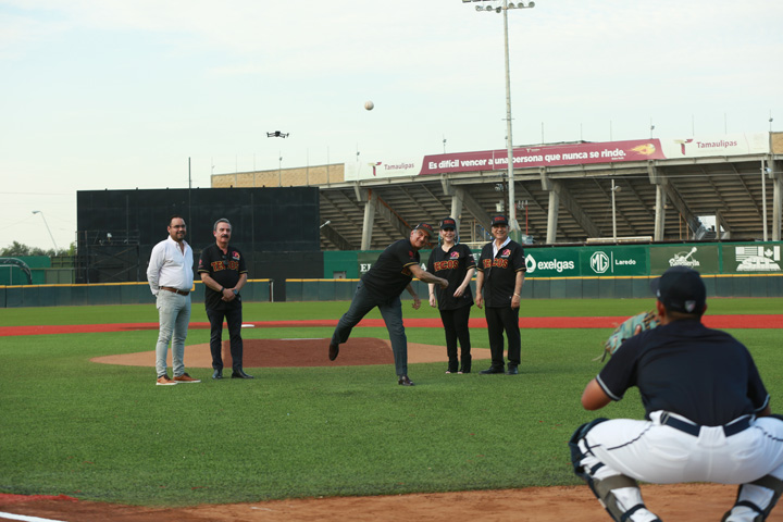  Lanza Américo primera bola en partido de la Liga Mexicana de Beisbol