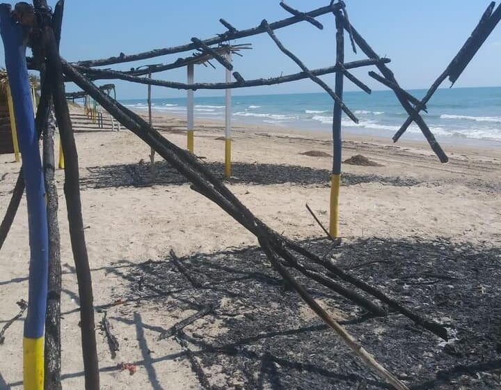  Denuncian quema de 15 palapas y actos vandálicos en playa de La Pesca en SLM, Tamaulipas