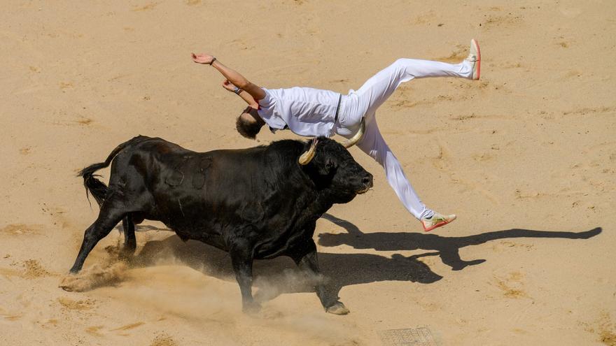 Cornada de 10 centímetros a un recortador en la plaza de toros de Pamplona