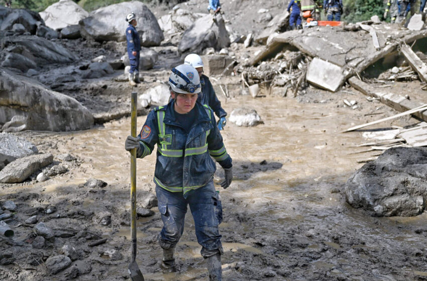  Al menos 14 muertos por una avalancha de barro y agua en el centro de Colombia