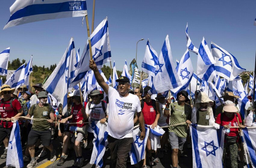  Decenas de miles de israelíes marchan hacia el Parlamento en un último intento de parar la reforma judicial