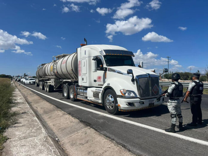  Aseguran en SLP tractocamión con más de 68 mil litros de hidrocarburo ilegal