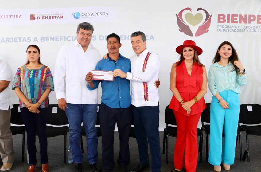  Escandón y Palafox entregan tarjetas de bienestar a pescadores – Quadratín Chiapas