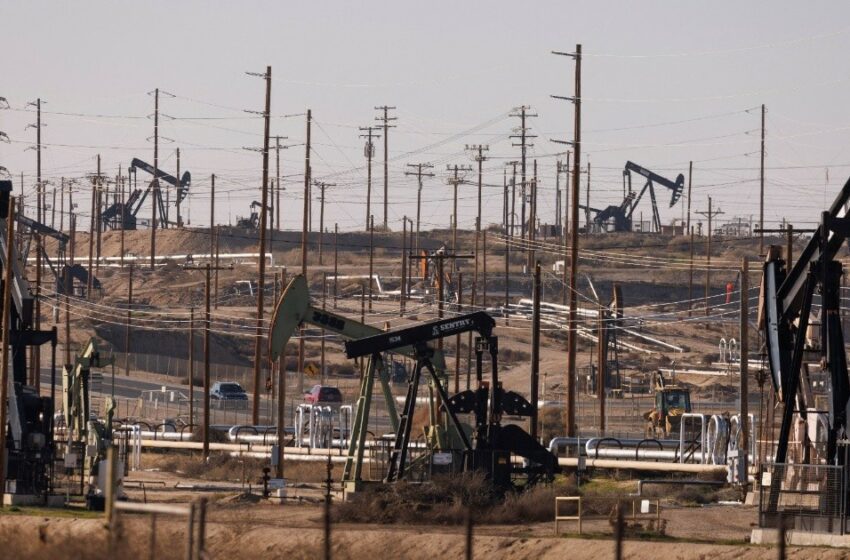  Precios del petróleo caen por toma de ganancias, pero cierran la semana con avances