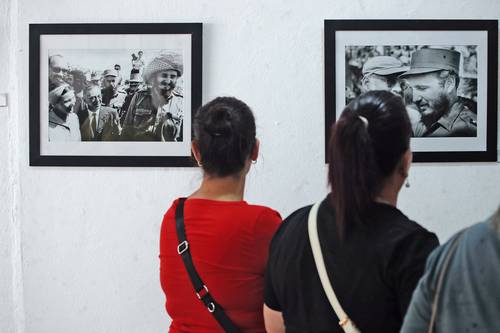  Abren muestra fotográfica sobre encuentros de Castro con figuras de la cultura