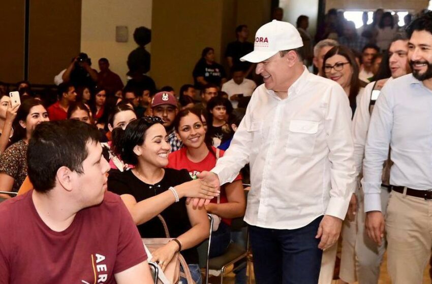  Alfonso Durazo entregó becas a universitarios del sur de Sonora