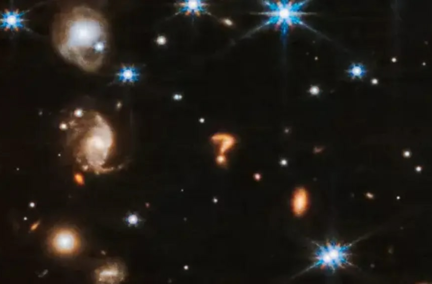  El telescopio espacial James Webb capturó un misterioso signo de interrogación en el espacio profundo