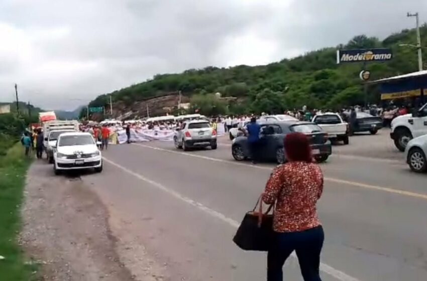  Bloquean la carretera federal México-Acapulco por la desaparición de 13 personas