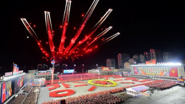 Aviones sobrevuela la plaza Kim Il Sung,  en Pyongyang