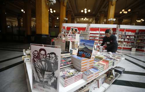  El FCE despliega en el Palacio Postal un tendido de libros de amplia oferta