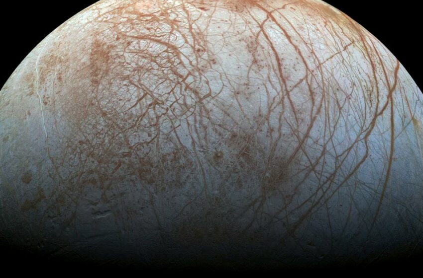  El telescopio espacial James Webb halló carbono debajo de la superficie helada de la luna de Júpiter