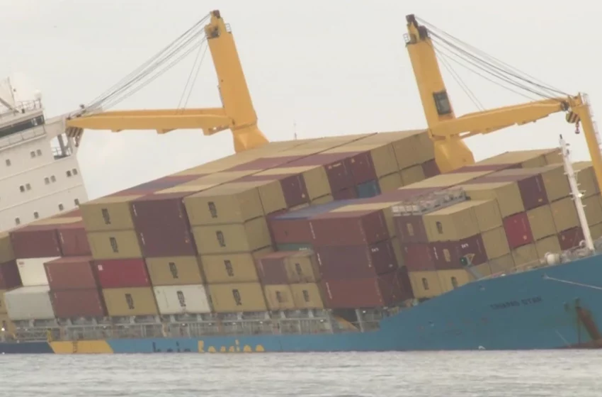  El barco de carga escorado en Mazatlán ya se está nivelando y dentro de pocas horas, se …