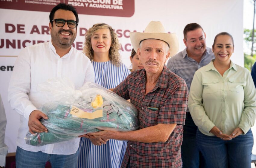  Juan de Dios Gámez entrega apoyos a Cooperativas Pesqueras para impulsar la actividad