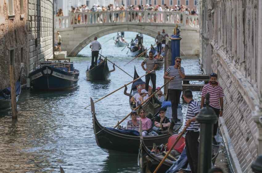  Venecia da el primer paso para cobrar una tasa extra de entrada a los turistas que no pernocten en la ciudad