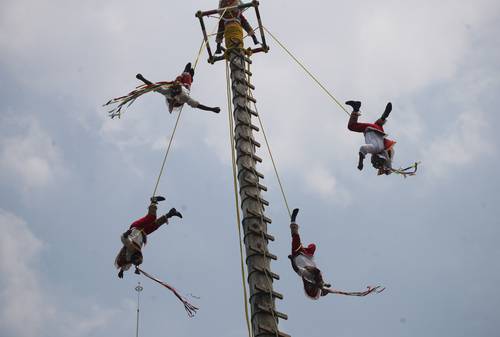  Voladores de varias regiones hicieron el ritual en Los Pinos