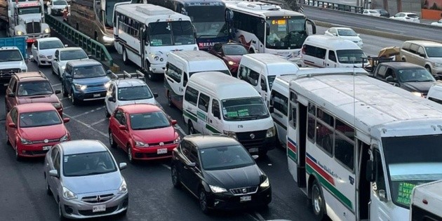 Transportistas bloquean la autopista México-Pachuca; esto es lo que piden