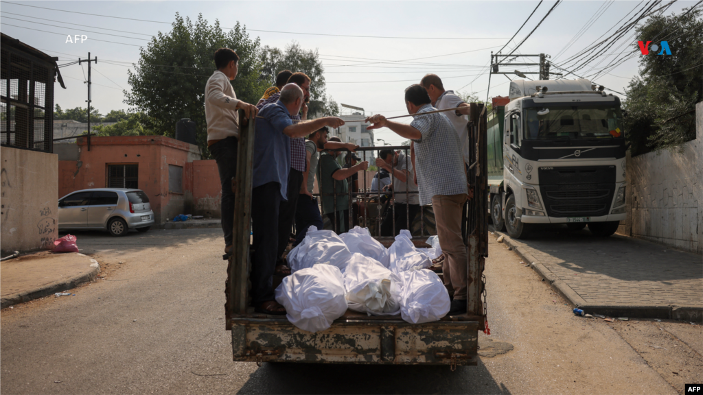 Un camión transporta los cuerpos de una familia que falleció durante ataques israelíes en la ciudad de Gaza, el 8 de octubre de 2023. Los combates entre las fuerzas israelíes y el grupo militante palestino Hamás estallaron, con cientos de personas fallecidas en ambos bandos.