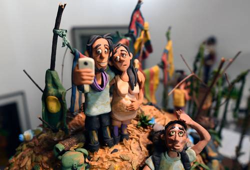  Artista colombiano “explica con plastilina” el dolor de la migración en América