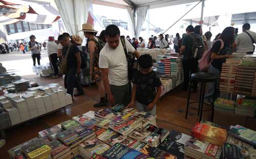  En la víspera de su cierre, la FIL del Zócalo lució festiva