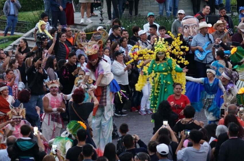  Comparsa de Sonora 'colorea' el centro de Guanajuato con divertido carnaval en el 51 FIC