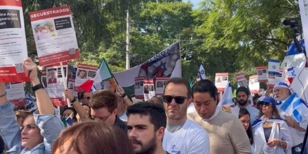  Decenas de personas protestan en la embajada de Israel en México