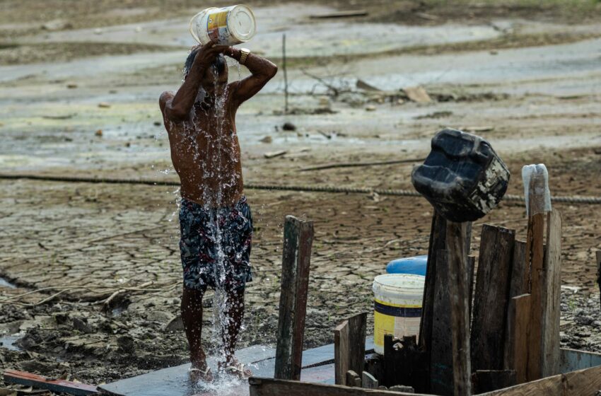  Cavar pozos, la solución desesperada para sortear la sequía en la Amazonía