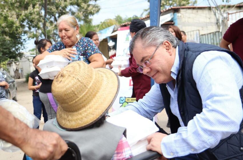  Rafael Reyes entrega alimentos a habitantes de la colonia Cuauhtémoc Cárdenas