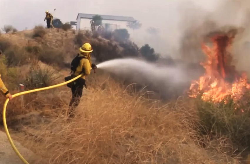  Un incendio en el sur de California obliga a 4.000 personas a dejar sus casas