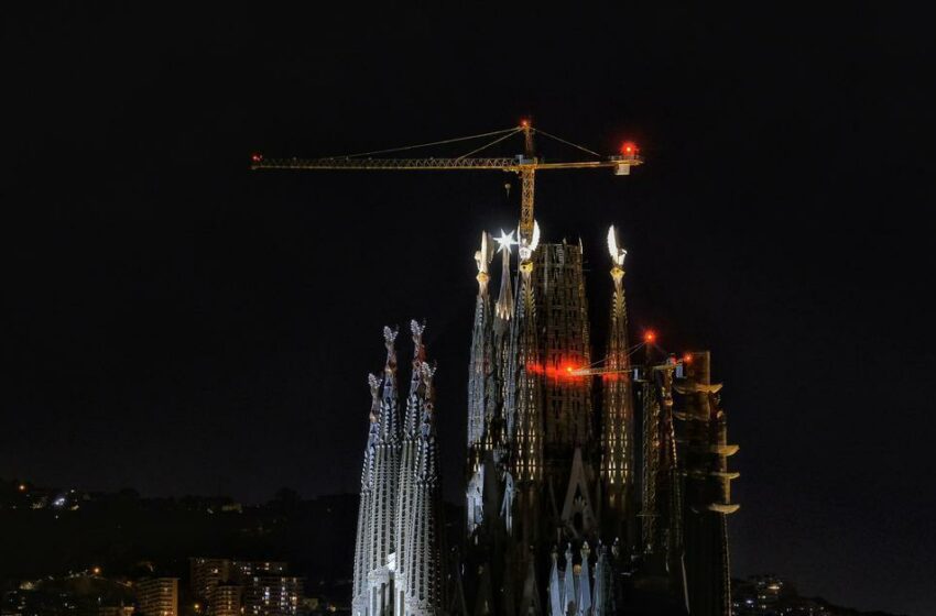  La Sagrada Família ilumina las cuatro torres evangelistas