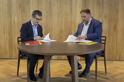 Félix Bolaños y Oriol Junqueras, durante la firma del acuerdo que garantiza el apoyo de los republicanos a la investidura de Pedro Sánchez este jueves en Barcelona. 