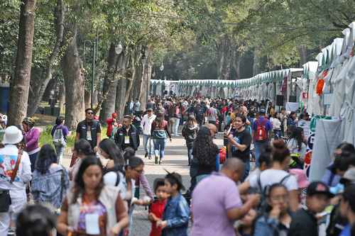  La feria del libro infantil y juvenil enriqueció el paseo dominical por Chapultepec