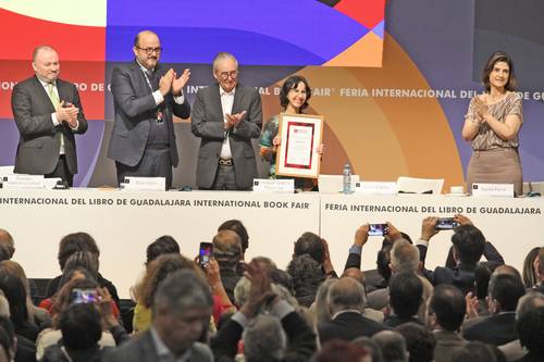  La poesía sirve para “sentir la infinitud de lo más pequeño”, expresó Coral Bracho