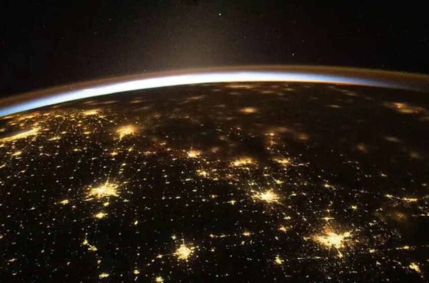  Impactantes imágenes de la atmósfera de la Tierra desde el espacio iluminada por el Sol