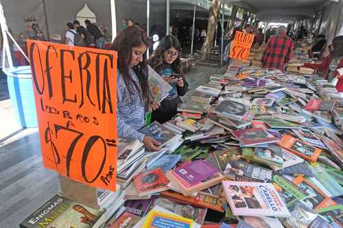  Gozoso paseo entre libros en la Alameda Central