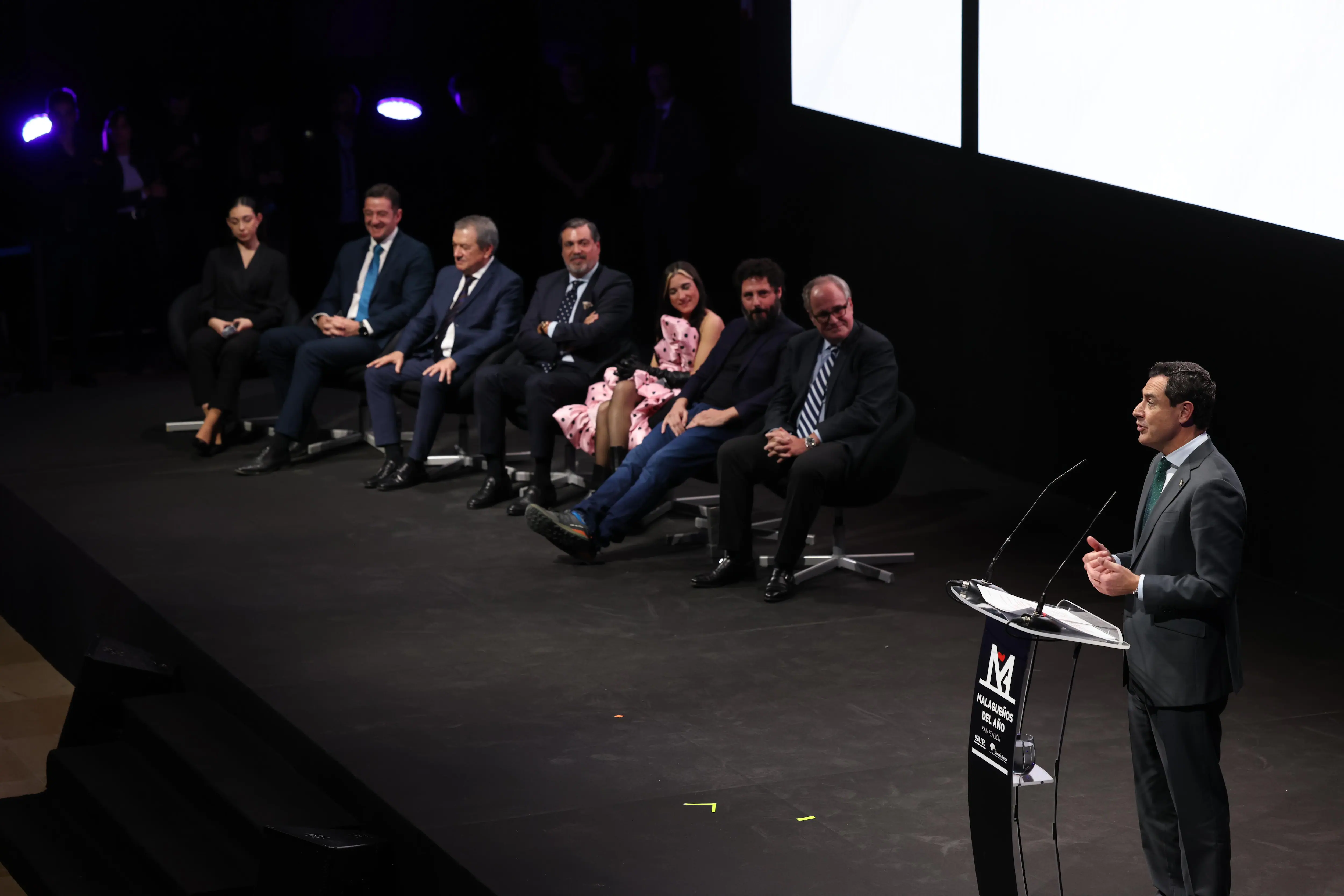 El presidente de la Junta, Juanma Moreno, en el escenario de los Premios Malagueños del Año 2023 junto a los galardonados.
