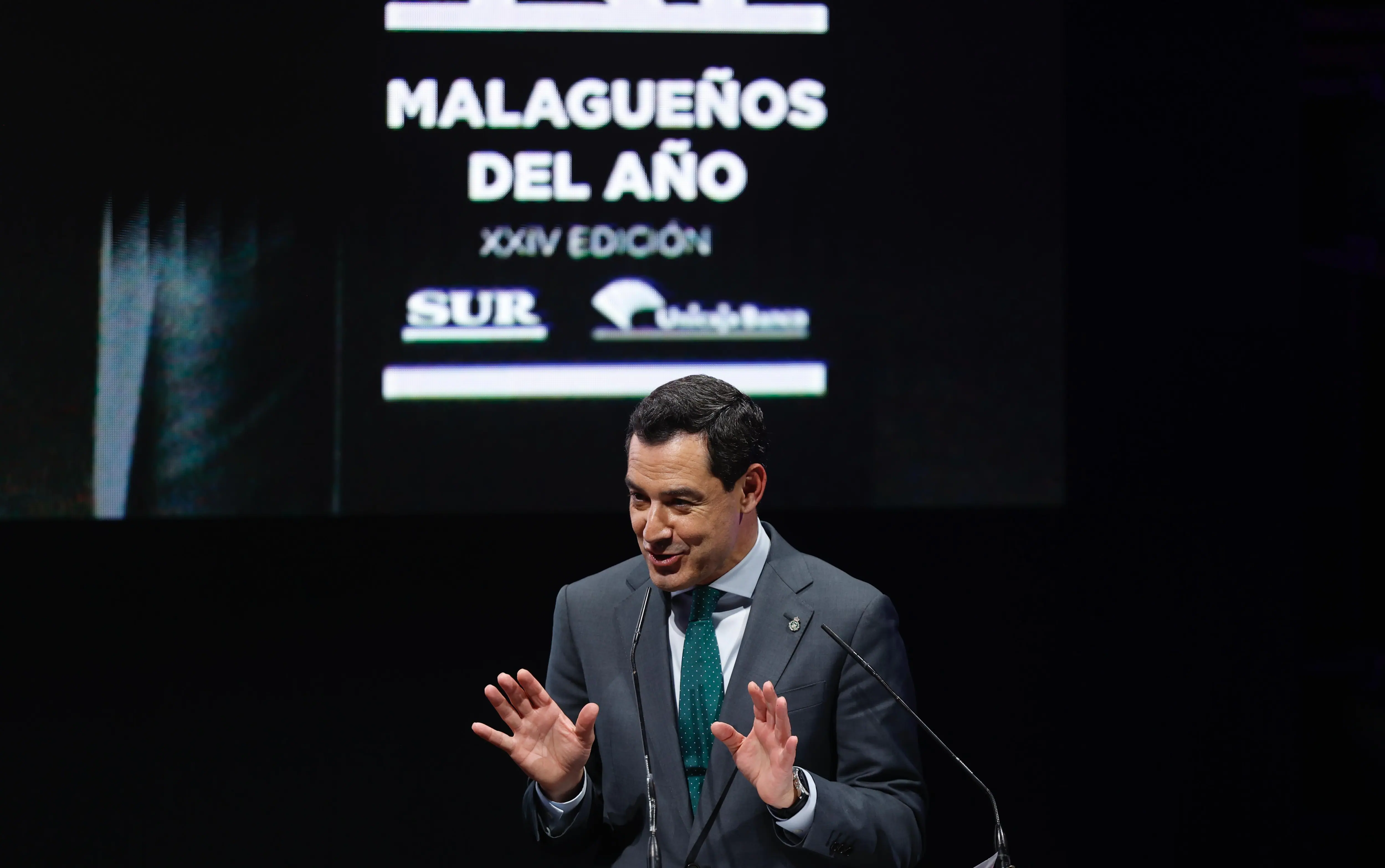 Juanma Moreno, presidente de la Junta de Andalucía, durante el discurso de clausura de la gala.