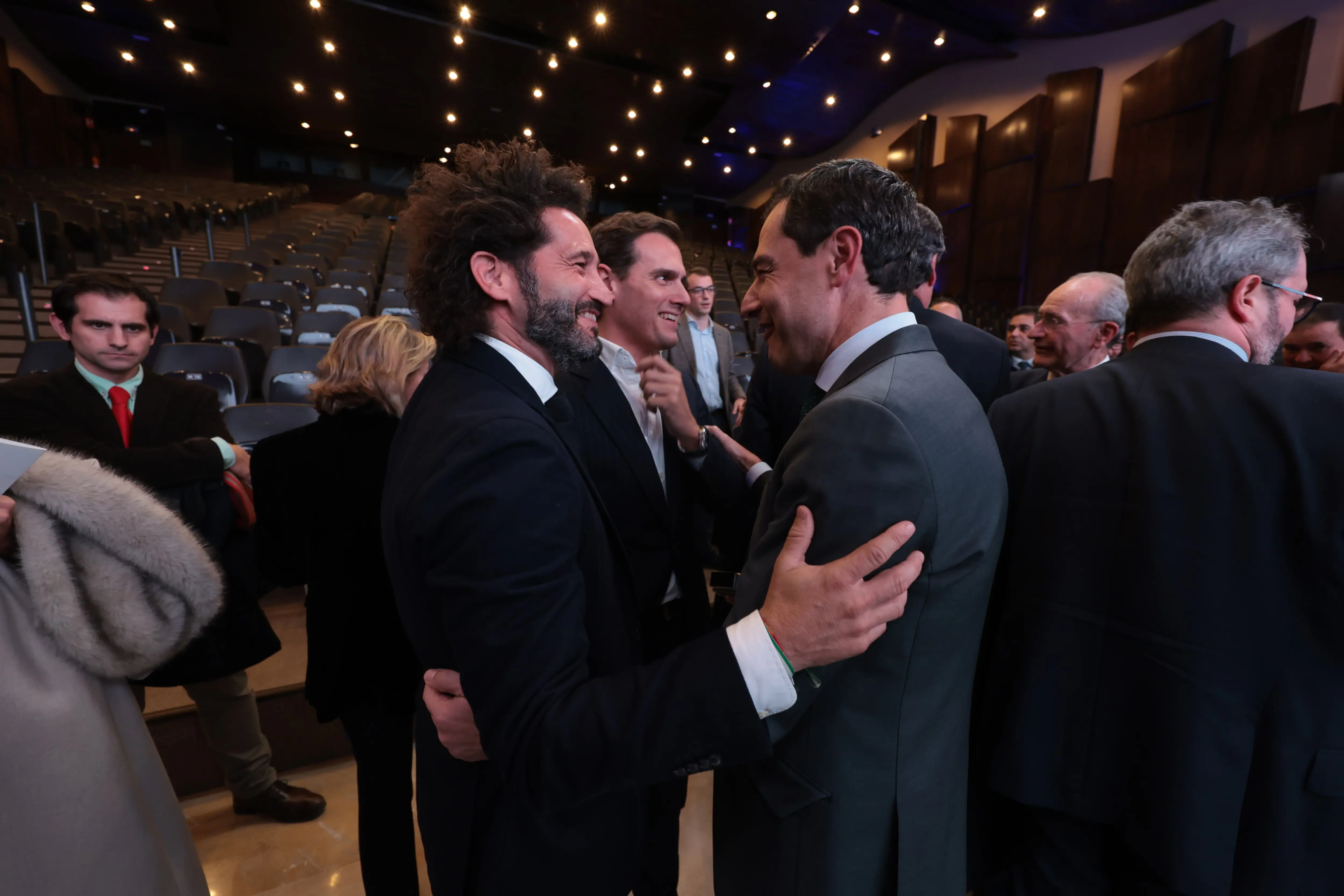El empresario y fundador de Medac, Paco Ávila, saluda al presidente de la Junta de Andalucía, Juanma Moreno, en presencia de Albert Rivera.