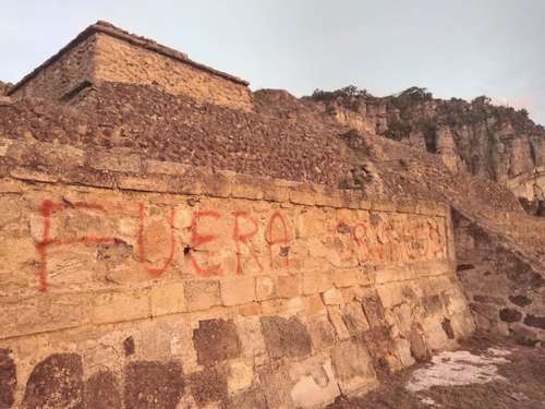  Pintas y motos sobre ruinas evidencian abandono de la zona de Huapalcalco