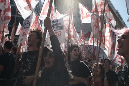 Organizaciones sociales y políticas en una manifestación en Buenos Aires este 20 de diciembre.