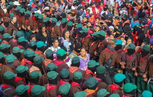  Muestra en San Ildefonso recorre 30 años del zapatismo en Chiapas