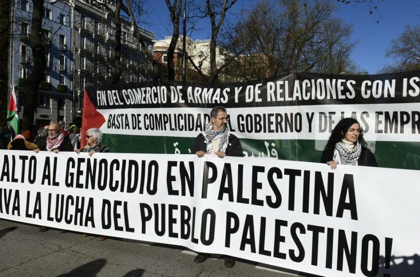  Miles de personas se manifiestan contra los ataques israelíes en Gaza en más de 70 ciudades españolas