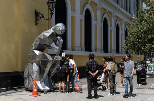  En Santiago de Chile, El pensador del futuro responde preguntas gracias a la IA