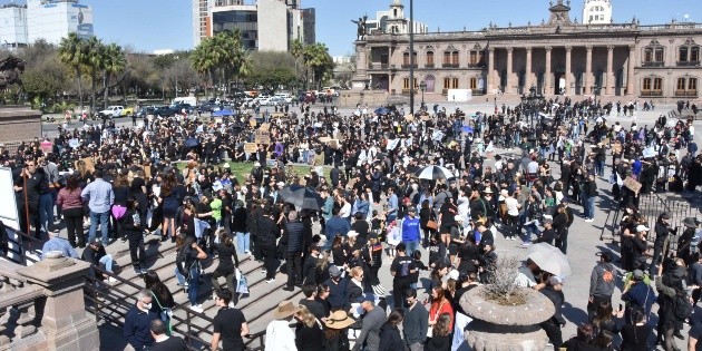  Ciudadanos y activistas exigen cierre de refinería de Pemex en Monterrey