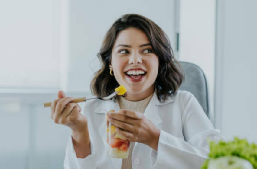  Bebe un vaso de agua antes de conocer los alimentos que eliminan grasa de las mejillas y …