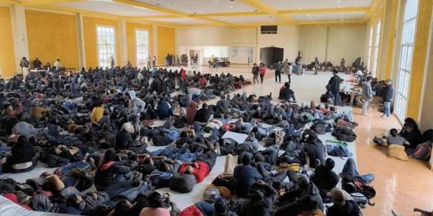  726 migrantes son rescatados en un almacén del centro de México, se investigan los hechos