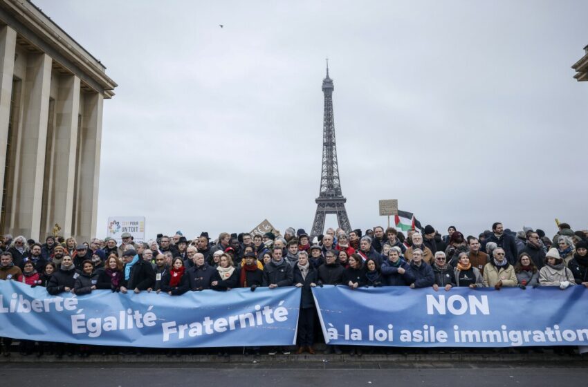  Manifestantes piden a Macron que no promulgue dura ley francesa para regular la inmigración