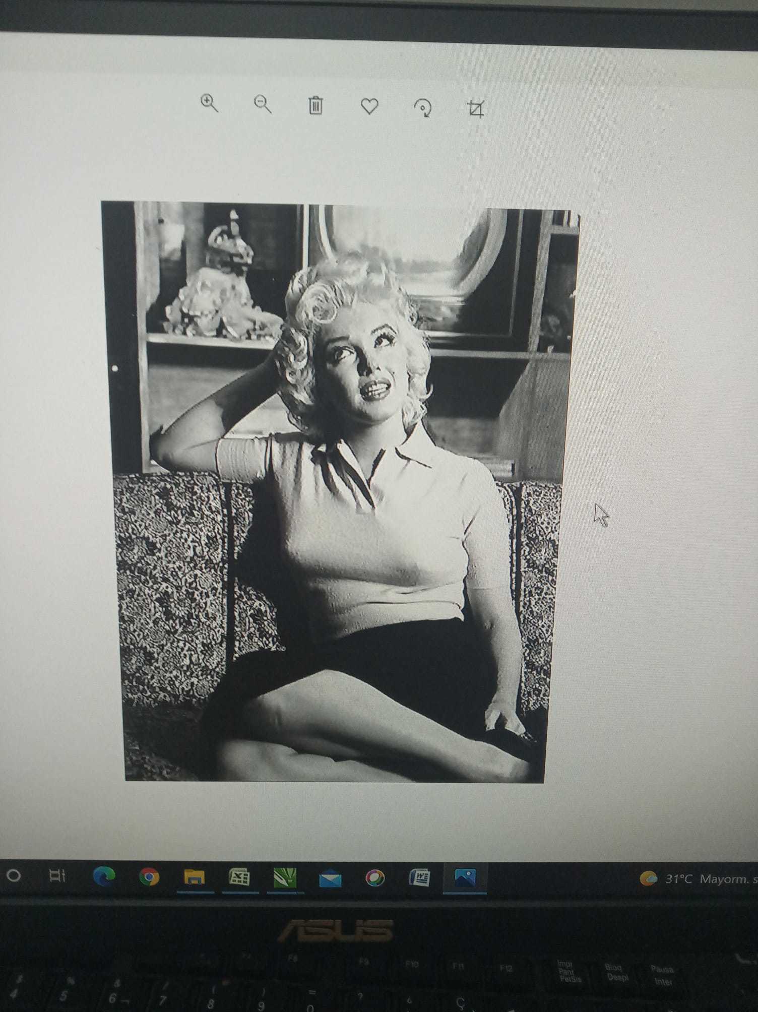 La actriz Marilyn Monroe, junto a una de las mu